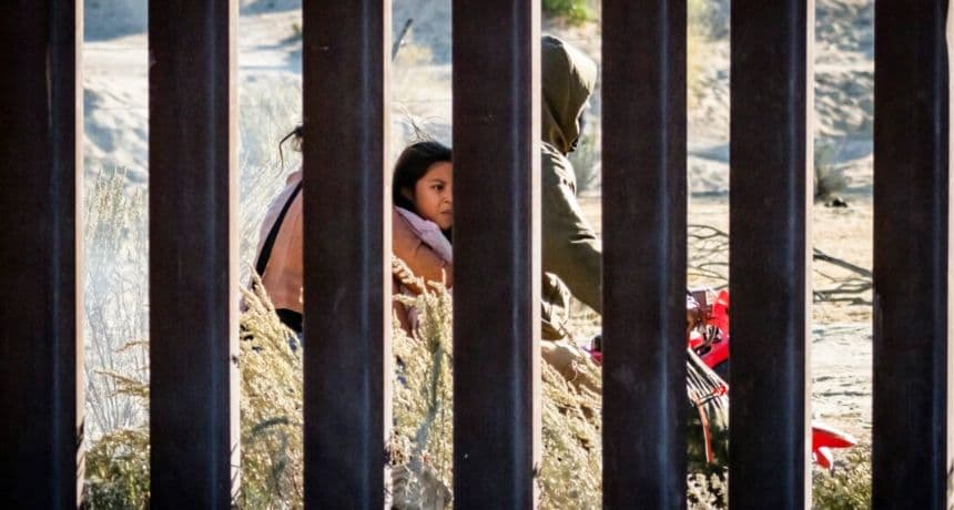Contrabandistas de personas conducen vehículos todo terreno en el lado mexicano del muro fronterizo de Estados Unidos cerca de Jacumba, California, el 31 de octubre de 2023. John Fredricks/The Epoch Times