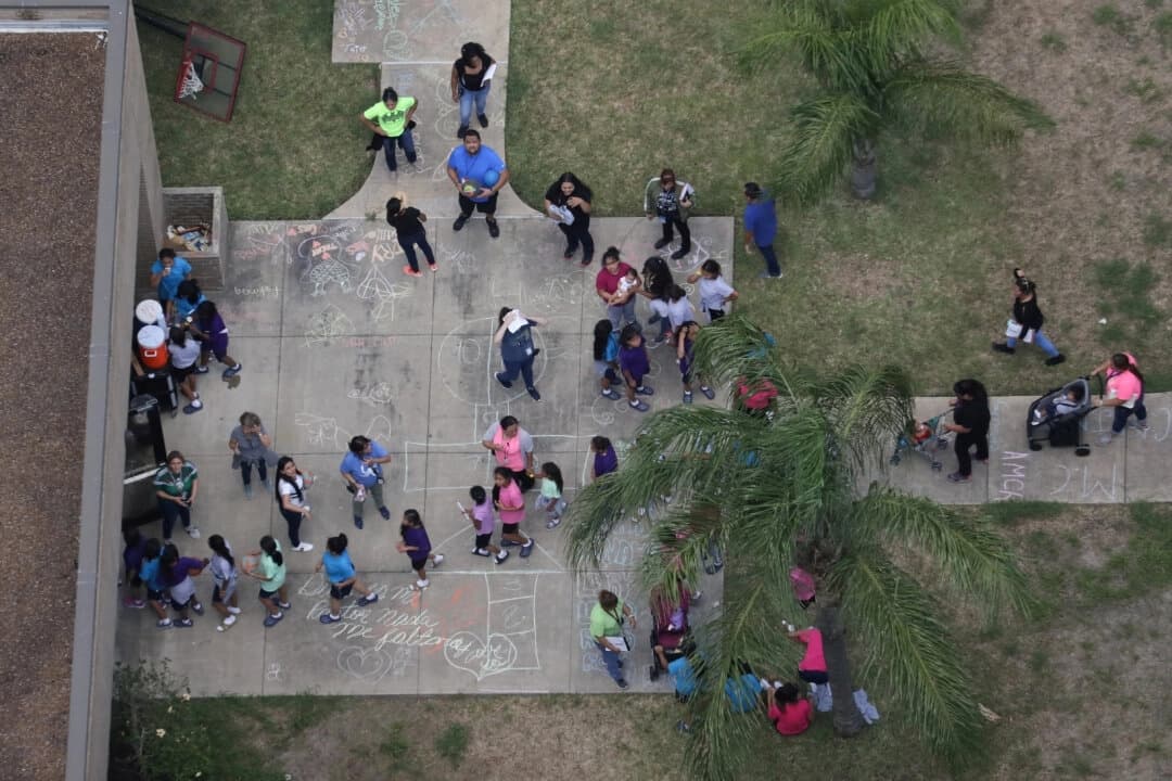 Niños inmigrantes ilegales entran en un refugio para menores no acompañados, en Brownsville, Texas, el 23 de junio de 2018. (Loren Elliott/Reuters)