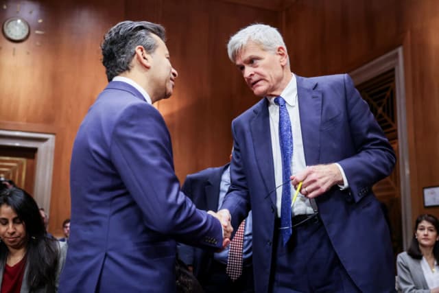 Avanzan nominaciones para los jefes de los NIH y la FDA en panel del Senado