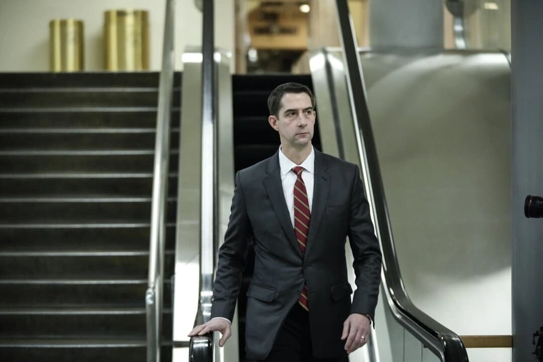 El senador Tom Cotton (R-Ark.) camina por el pasillo del Senado tras una votación en el Capitolio de Estados Unidos en Washington el 5 de enero de 2022. (Drew Angerer/Getty Images)