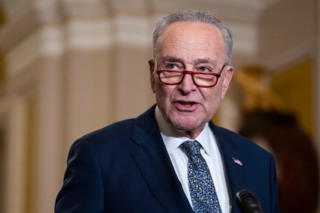 El líder de la mayoría del Senado, Chuck Schumer (D-N.Y.), habla con la prensa después de las elecciones de liderazgo republicano del Senado en Washington el 13 de noviembre de 2024. (Madalina Vasiliu/The Epoch Times)