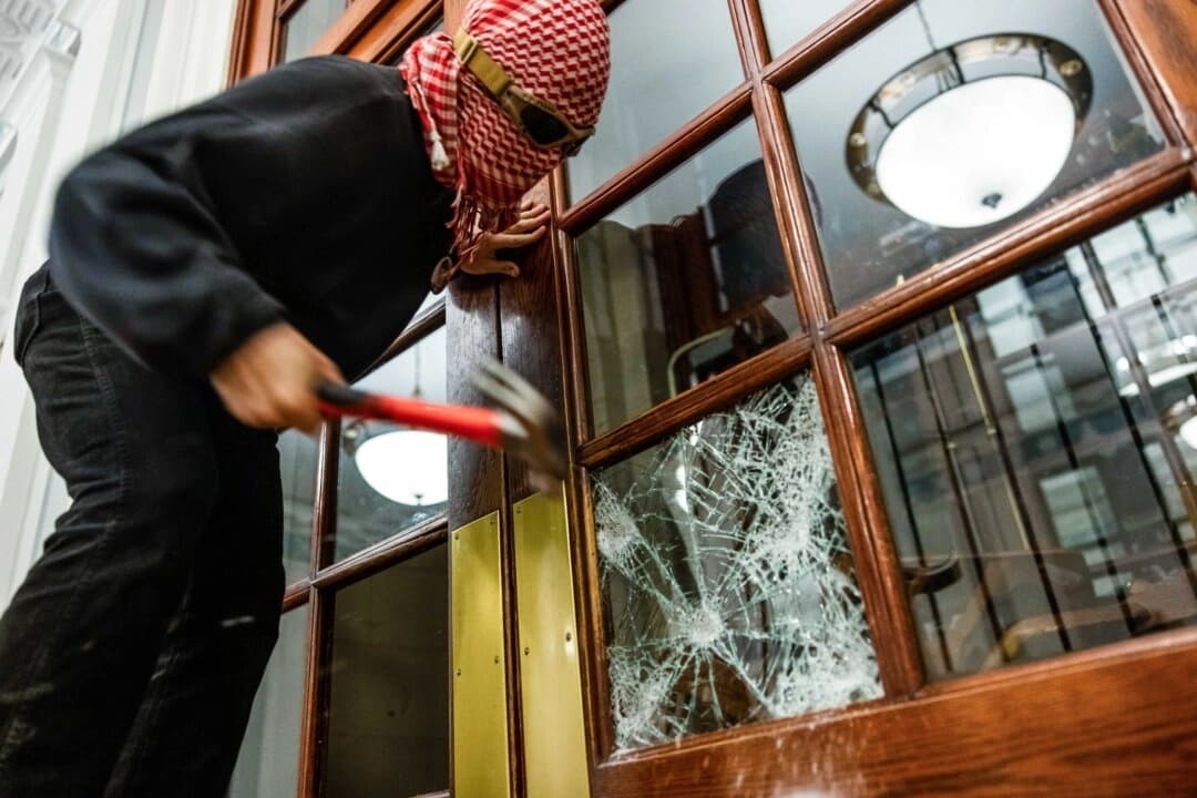 Universidad de Columbia expulsa a algunos estudiantes involucrados en toma de un edificio en 2024