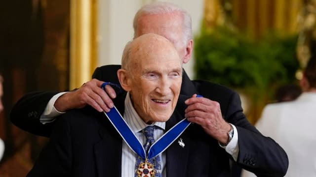 Muere ex senador republicano Alan Simpson de Wyoming a los 93 años