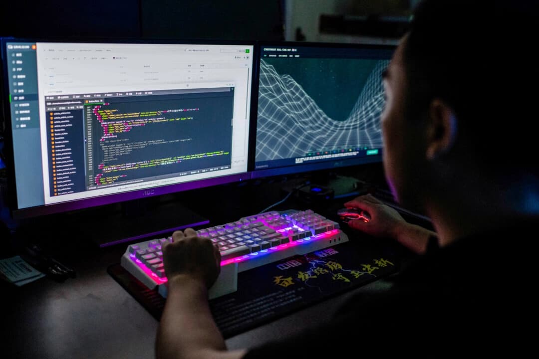 En una foto de archivo se ve a un miembro de un supuesto grupo de hackers. (Nicolas Asfouri/AFP vía Getty Images)