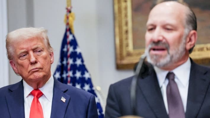 El secretario de Comercio de Estados Unidos, Howard Lutnick, habla junto al presidente estadounidense Donald Trump, mientras hacen un anuncio en la Casa Blanca, en Washington, el 3 de marzo de 2025. (Leah Millis/Reuters)