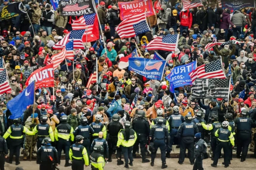 Indultos de Trump del 6 de enero no cubren los cargos de armas y conspiración, afirman jueces federales