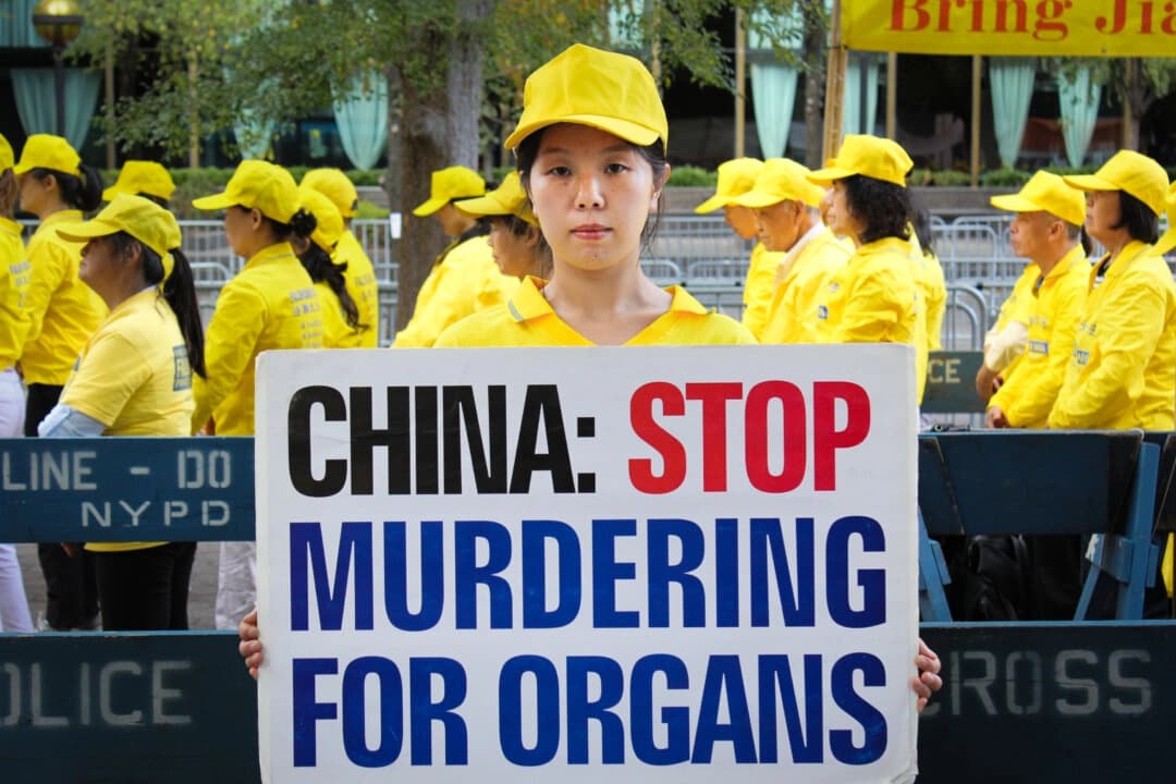 Han Yu, cuyo padre fue asesinado en China por su creencia en Falun Gong, en una manifestación en la Plaza de las Naciones Unidas en la ciudad de Nueva York el 24 de septiembre de 2019. Eva Fu/The Epoch Times