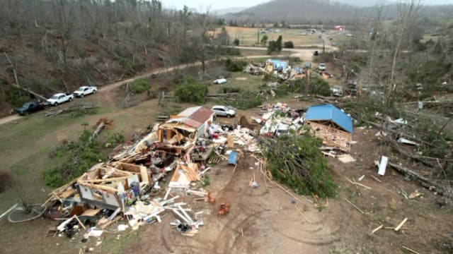 Gran tormenta deja al menos 33 muertos mientras EE. UU. sufre tornados, incendios forestales y polvaredas