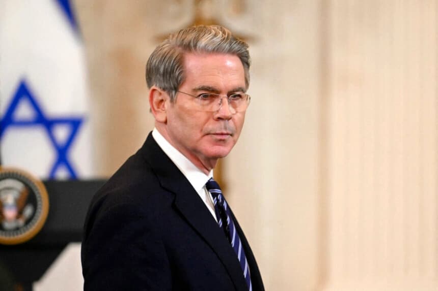 El secretario del Tesoro de EE. UU., Scott Bessent, llega a una rueda de prensa con el presidente estadounidense y el primer ministro israelí en la Sala Este de la Casa Blanca en Washington el 4 de febrero de 2025. (Jim Watson/AFP vía Getty Images)