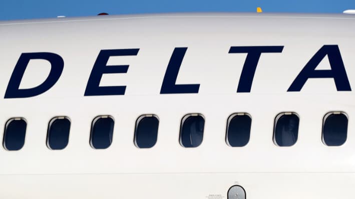 Avión de la compañía Delta Regional Jet golpea pista de aterrizaje del aeropuerto de Nueva York