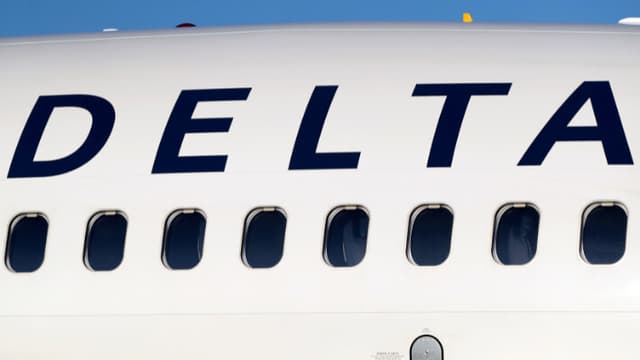 Avión de la compañía Delta Regional Jet golpea pista de aterrizaje del aeropuerto de Nueva York