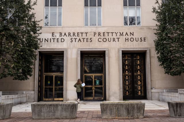 Corte de Apelaciones evalúa el uso de Ley de Enemigos Extranjeros para deportaciones