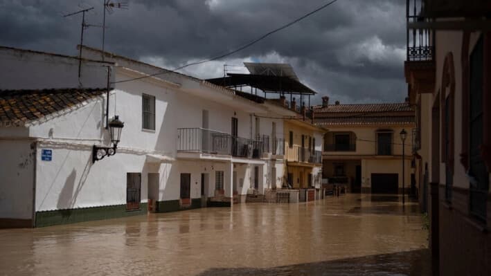Una foto tomada el 18 de marzo de 2025 muestra una calle inundada en Cártama, cerca de Málaga, en el sur de España. Dos personas están desaparecidas tras el paso de la tormenta Laurence, que provoca fuertes lluvias en el sur de España, mientras la Agencia Estatal de Meteorología de España (Aemet) emite avisos de tiempo severo. (Jorge Guerrero/AFP a través de Getty Image).