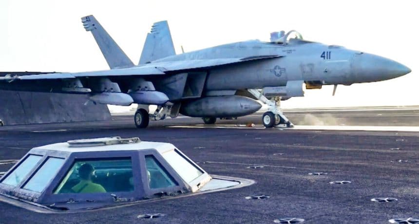 Un avión se lanza desde el USS Harry S. Truman en el Mar Rojo antes de los ataques aéreos en Saná, Yemen, el 15 de marzo de 2025. (Marina de los EE. UU. vía AP)