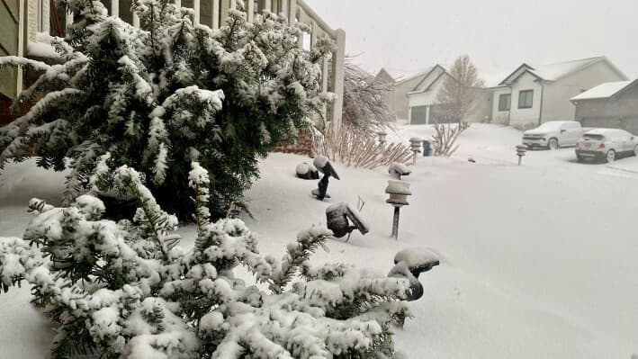Las calles están cubiertas de nieve tras una tormenta en Omaha, Nebraska, el 19 de marzo de 2025. (Margery Beck/AP Photo).