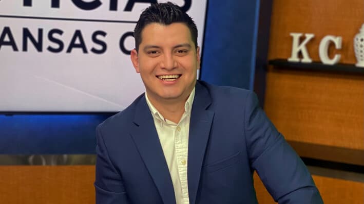 Acusan a mujer de homicidio por la muerte de reportero del Super Bowl hallado en habitación de hotel