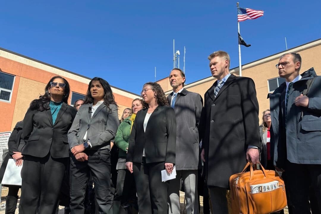 Representantes de Greenpeace hablan con periodistas frente al Palacio de Justicia del condado de Morton en Mandan, Dakota del Norte, el 19 de marzo de 2025. (9Jack Dura)