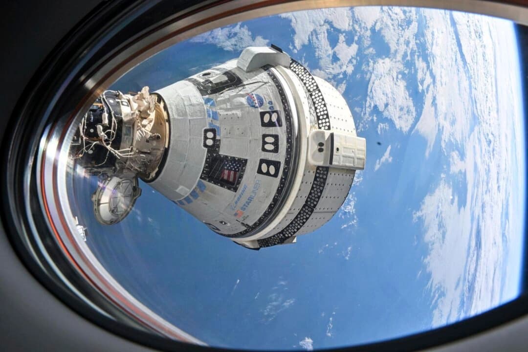 La nave espacial Starliner de Boeing, que lanzó a los astronautas Butch Wilmore y Suni Williams a la Estación Espacial Internacional, atracó en el puerto delantero del módulo Harmony el 3 de julio de 2024, vista desde una ventana de la nave espacial SpaceX Dragon Endeavour atracada en el puerto adyacente. (NASA vía AP)