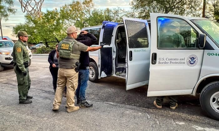 El DOJ pide retirar demanda para evitar que oficiales de Texas arresten a inmigrantes ilegales