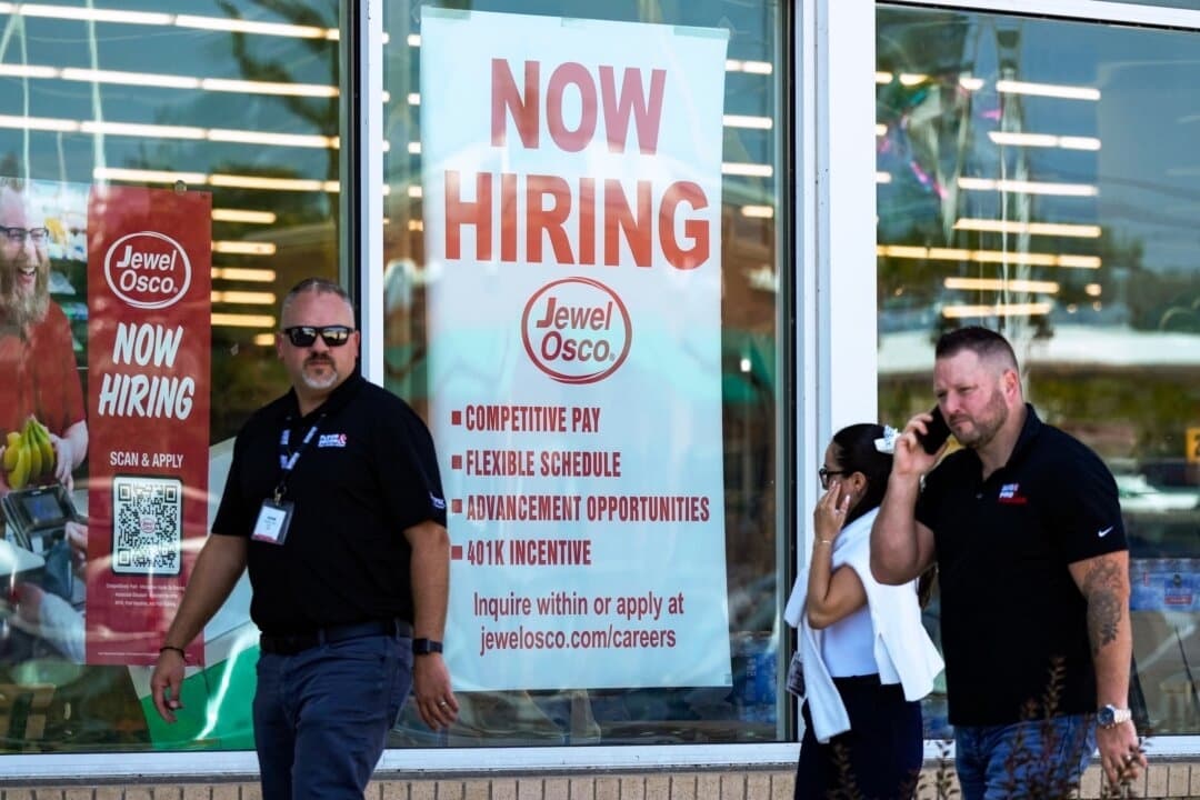 Un cartel de contratación se muestra en una tienda de comestibles en Deerfield, Illinois, el 25 de julio de 2024. (Nam Y. Huh, archivo/AP Photo)