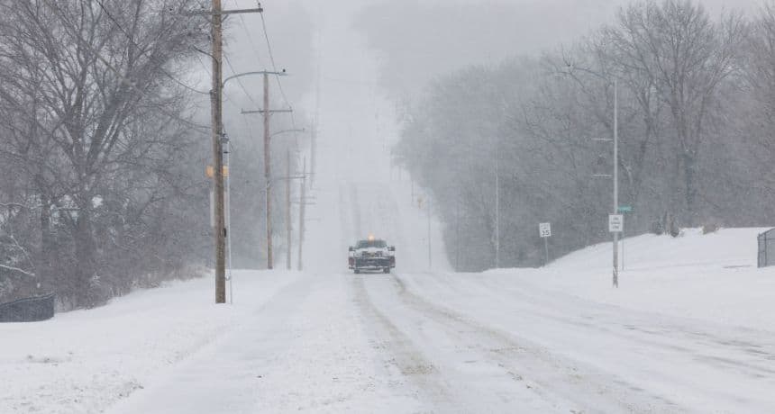 Imagen ilustrativa de un vehículo que circula con precaución por una carretera nevada en Estados Unidos. (Chase Castor/Getty Images)