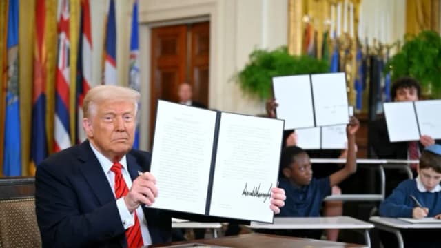 Trump firma orden para desmantelar el Departamento de Educación
