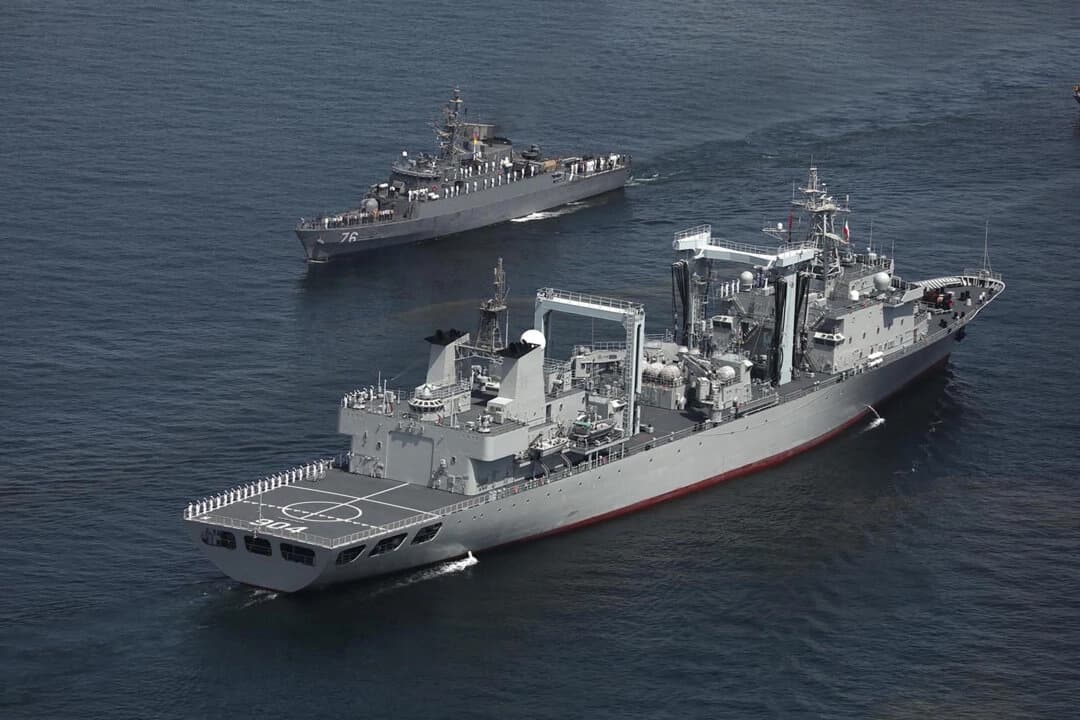 Buques de la Armada participando en un ejercicio militar conjunto entre Irán, Rusia y China en el Golfo de Omán, el 12 de marzo de 2025. (Oficina del Ejército Iraní/AFP vía Getty Images)