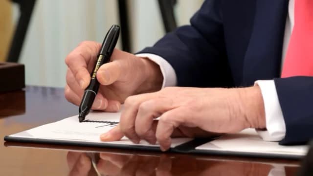 Trump firma una orden para aumentar la producción estadounidense de minerales críticos