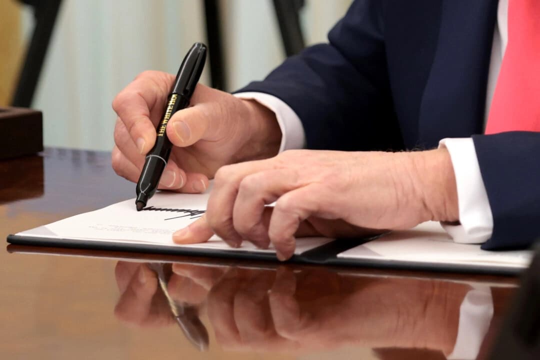 Trump firma una orden para aumentar la producción estadounidense de minerales críticos