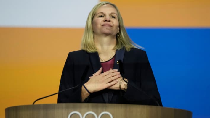 Kirsty Coventry reacciona tras ser anunciada como nueva presidenta del COI en la 144.ª sesión del Comité Olímpico Internacional en Costa Navarino, Grecia occidental, el 20 de marzo de 2025. (Thanassis Stavrakis/AP Photo).