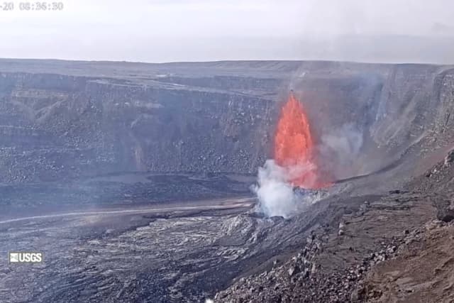 El volcán Kilauea en Hawái deslumbra con fuentes de lava de cientos de pies de altura