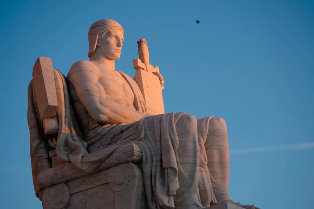 La estatua de la Autoridad de la Ley en la Corte Suprema de Estados Unidos en Washington, el 10 de febrero de 2025. (Madalina Vasiliu/The Epoch Times)