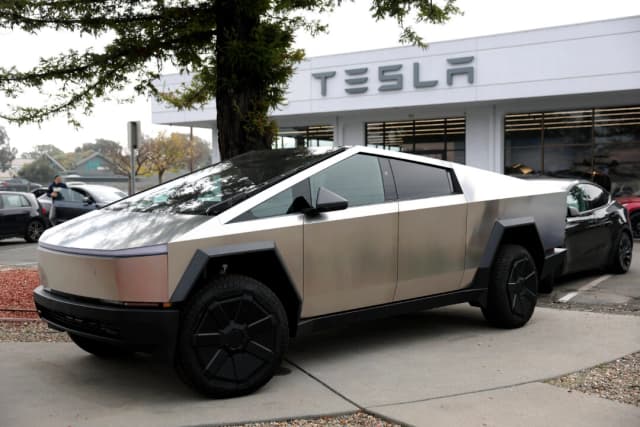 Tesla retira casi todas las Cybertruck por peligro de panel suelto