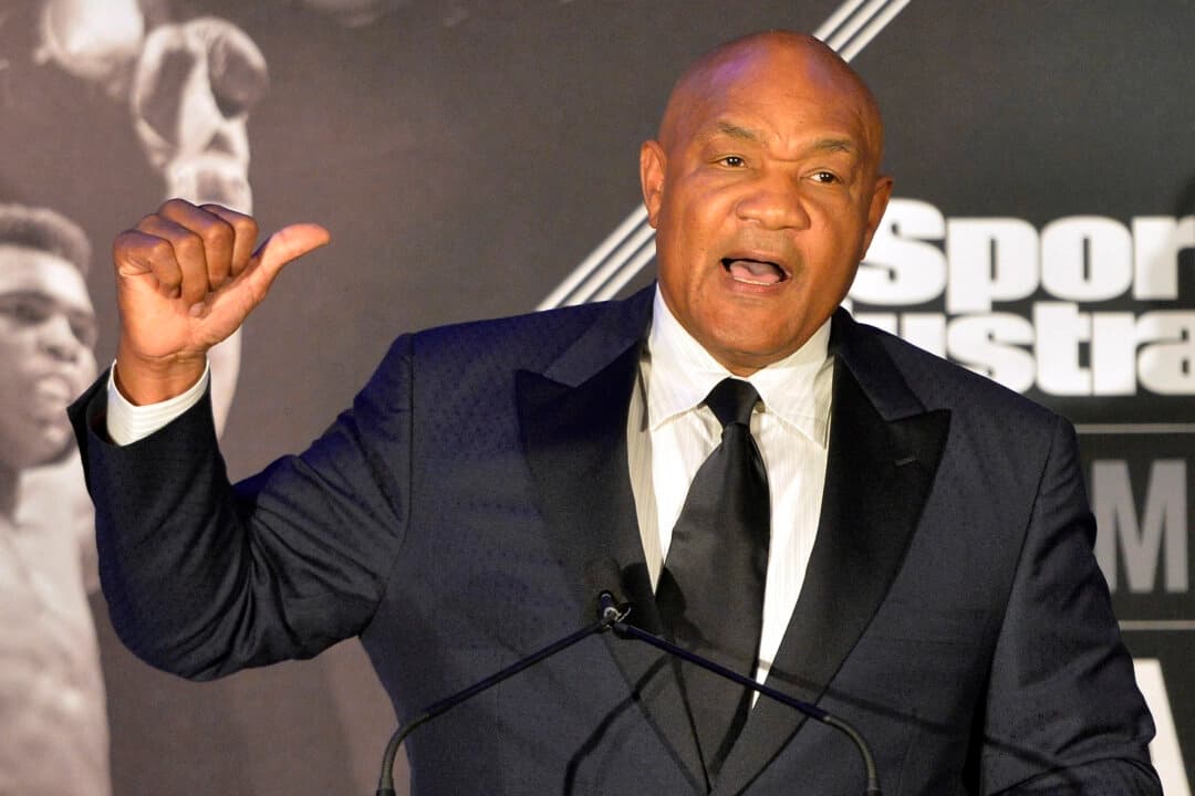 El excampeón de boxeo de peso pesado George Foreman cuenta una historia al público en los Sports Illustrated Legacy Awards en Louisville, Kentucky, el 1 de octubre de 2015. (Timothy D. Easley/Foto de AP)