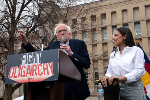 Sanders y AOC celebran mitin en Denver para movilizar a las bases del Partido Demócrata