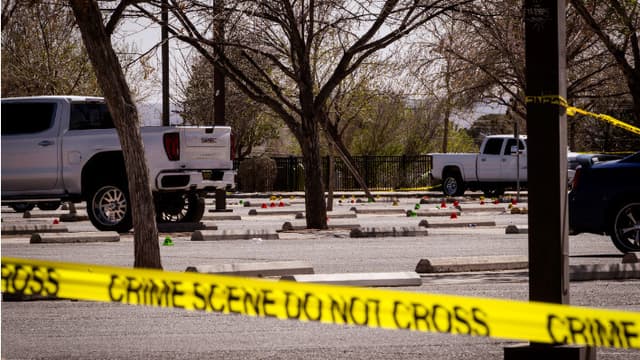 Arrestan a 2 jóvenes de 20 años y 3 adolescentes por tiroteo en NM que mató a 3 personas e hirió a 15