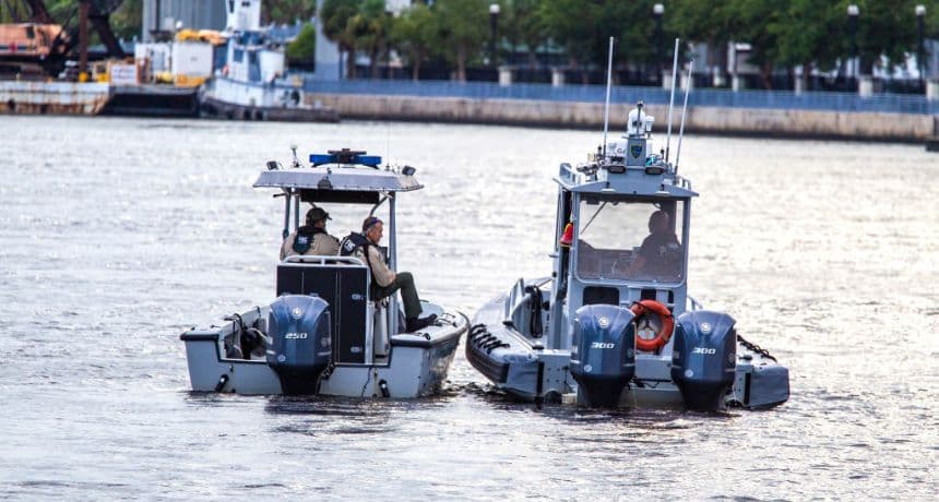 Fuerzas policiales patrullan el río St. Johns frente al muelle de Jacksonville en Jacksonville, Florida, en una imagen de archivo. (Mark Wallheiser/Getty Images)