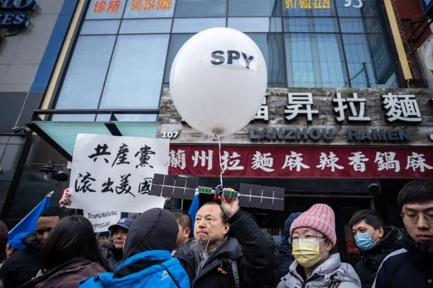 Personas en una conferencia de prensa y manifestación frente a la Asociación America ChangLe, una estación de policía secreta china ahora cerrada, en la ciudad de Nueva York, el 25 de febrero de 2023. (Samira Bouaou/The Epoch Times)