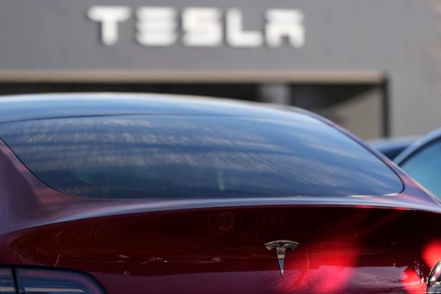 Policía de Austin encuentra artefactos inflamables en un concesionario Tesla