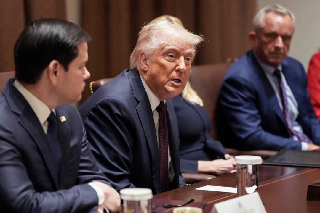 El presidente Donald Trump pronuncia un discurso junto al secretario de Estado, Marco Rubio, y el secretario de Salud y Servicios Humanos, Robert F. Kennedy Jr., durante una reunión del gabinete en la Casa Blanca, el 24 de marzo de 2025. (Win McNamee/Getty Images)