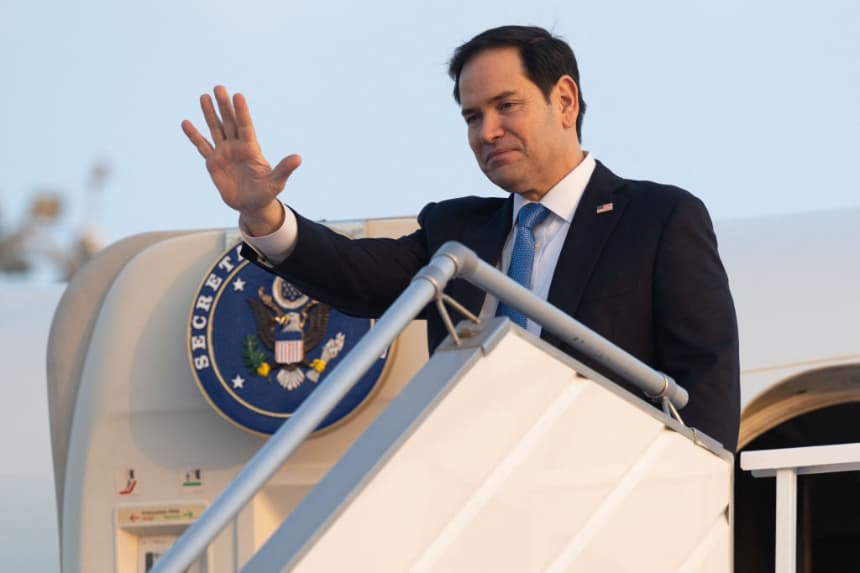 El secretario de Estado de Estados Unidos, Marco Rubio, aborda un avión militar antes de partir del Aeropuerto Internacional Rey Abdulaziz en Yeddah, Arabia Saudita, el 12 de marzo de 2025. (Saul Loeb/POOL/AFP vía Getty Images)