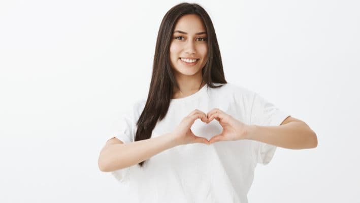 Vivir con generosidad no significa solo dar dinero o ser voluntario, aunque estos son excelentes ejemplos. (Imagen de cookie_studio/Freepik)