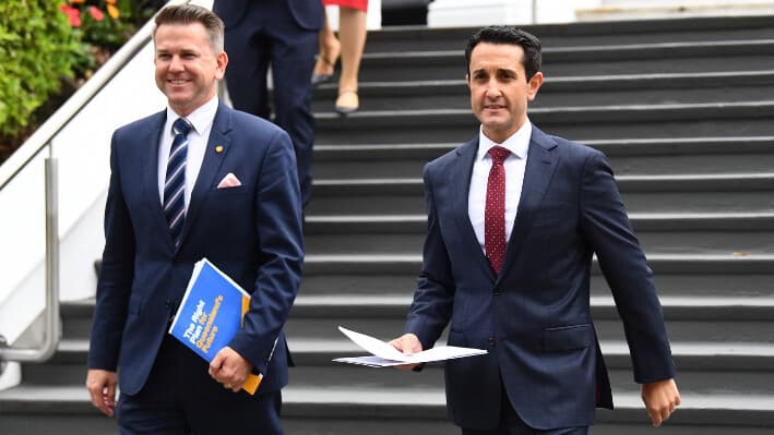 El viceprimer ministro Jarrod Bleijie (izquierda) y el primer ministro David Crisafulli llegan para hablar con los medios de comunicación tras prestar juramento en la Casa de Gobierno de Brisbane Australia, el 28 de octubre de 2024. (Imagen de AAP/Jono Searle).