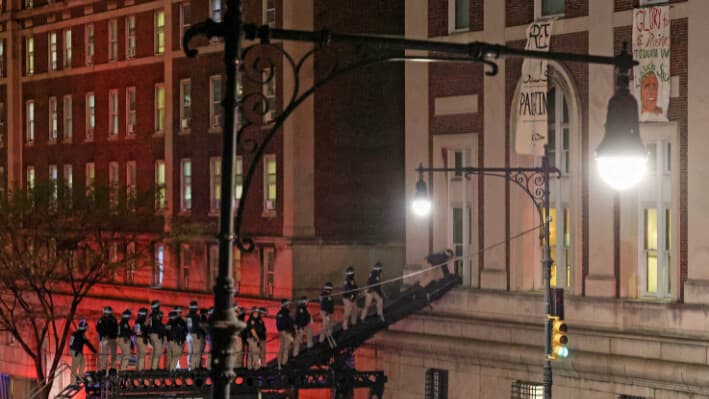 En esta fotografía de archivo, la policía utiliza un vehículo especial para entrar en el Hamilton Hall, que estaba ocupado por manifestantes en la Universidad de Columbia en la ciudad de Nueva York el 30 de abril de 2024. (Caitlin Ochs/Reuters).