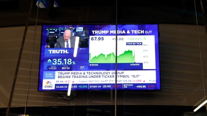 Noticias sobre la cotización de Trump Media & Technology Group en las pantallas de televisión del Nasdaq Marketplace, el 26 de marzo de 2024. (Michael M. Santiago/Getty Images)