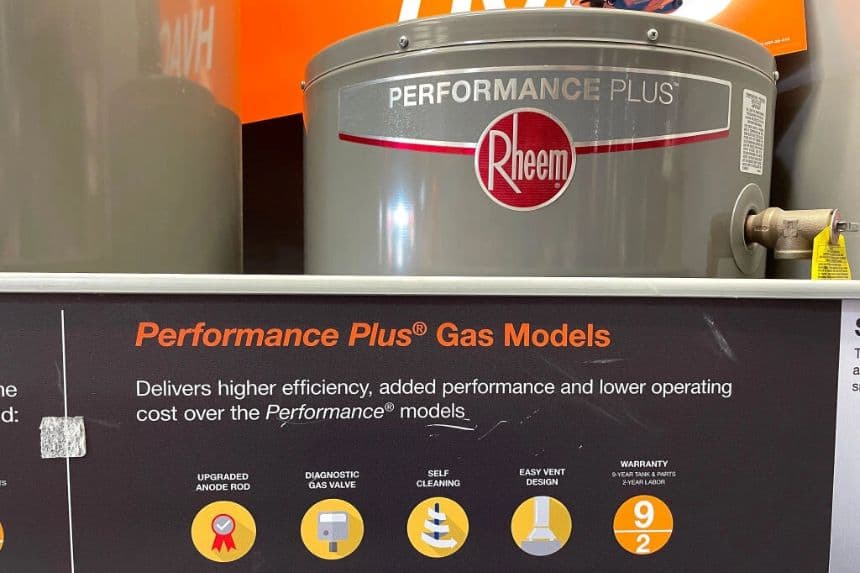 Un calentador de agua a gas se exhibe en una tienda Home Depot en San Rafael, California, el 15 de marzo de 2023. (Justin Sullivan/Getty Images)