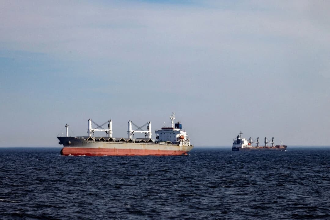 Se ven buques de carga desde una patrullera de la guardia costera de Ucrania mientras navegan por el Mar Negro, en medio del ataque de Rusia a Ucrania, el 7 de febrero de 2024. (REUTERS/Thomas Peter)