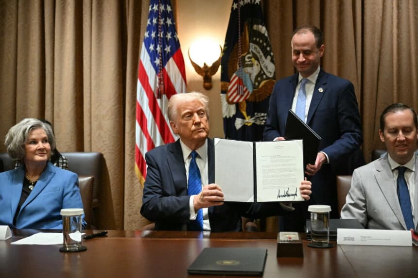 El presidente de EE. UU., Donald Trump, sostiene una orden ejecutiva tras firmarla durante una reunión con embajadores de EE. UU. en la sala del Gabinete de la Casa Blanca en Washington el 25 de marzo de 2025. Mandel Ngan/AFP a través de Getty Images