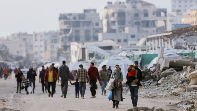 Cientos de palestinos se manifiestan en el norte de Gaza contra Hamás