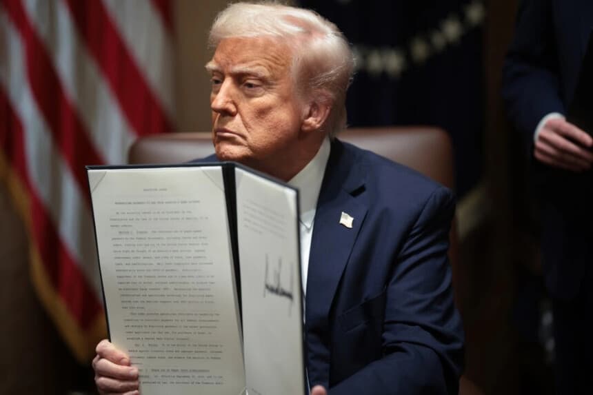 El presidente Donald Trump sostiene una orden ejecutiva en la Casa Blanca en Washington el 25 de marzo de 2025. Win McNamee/Getty Images